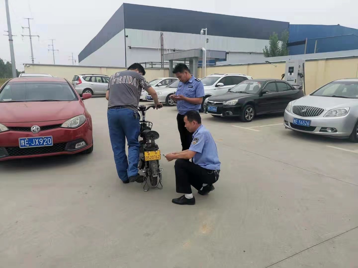 我為群眾辦實(shí)事︱太貼心了！公司門口就可以辦理電動(dòng)車上牌