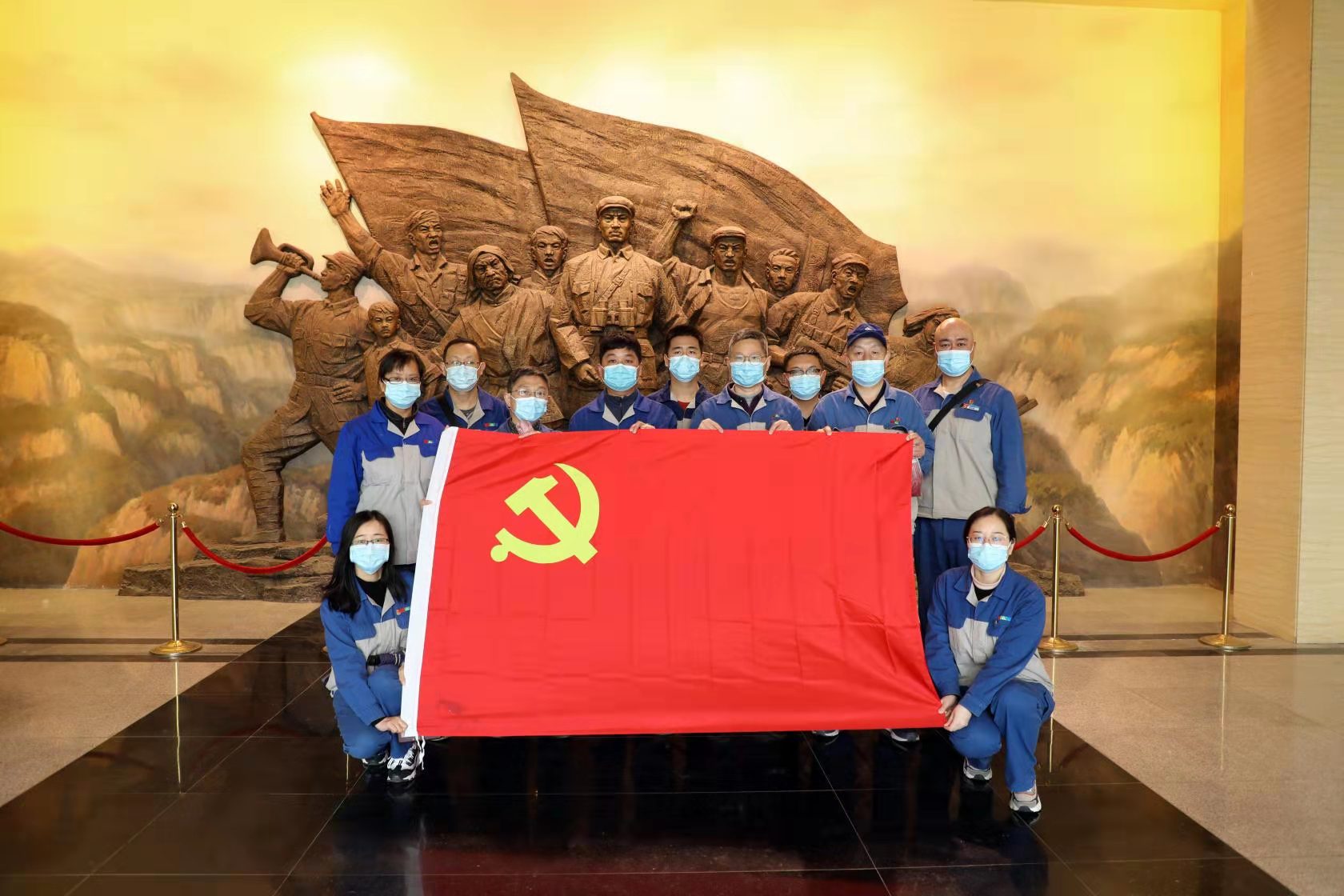 疏雨洗清明 芳菲祭英烈—— 安彩高科開展“學黨史、祭英烈、傳精神”主題活動