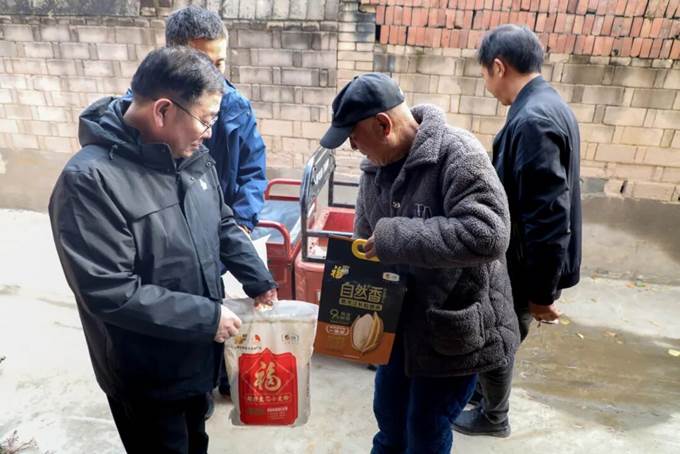 安彩高科到“第一書記”駐村點(diǎn)開展重陽節(jié)慰問活動(dòng)